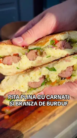 Pita plina cu carnati si branza de burduf 😍 Si un chimichurry de muraturi asortare 🔥 @Mirdatod_Lactate_de_Ibanesti (AD)  Spor si pofta 💫  #lactatedeibanesti #unmuntedegust #dodomesaros #wildcooking