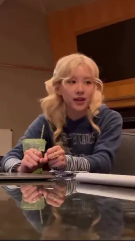 She wrote, sang and gave input on the production of her whole album 🥹 she is a talented girl 👧🏼 #ROSÉ #BLACKPINK #ROSIE #NUMBERONEGIRL 