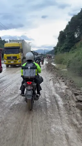 Boten International Checkpoint bukanlah sekadar border antara Laos🇱🇦 dan China🇨🇳 sahaja, tetapi ianya menguji tahap fizikal dan mental untuk sampai ke penghujung jalan💪🏻 salute yang sanggup bertahan untuk sampai🫡#fyp #thailand🇹🇭 #boten #mtktouring 