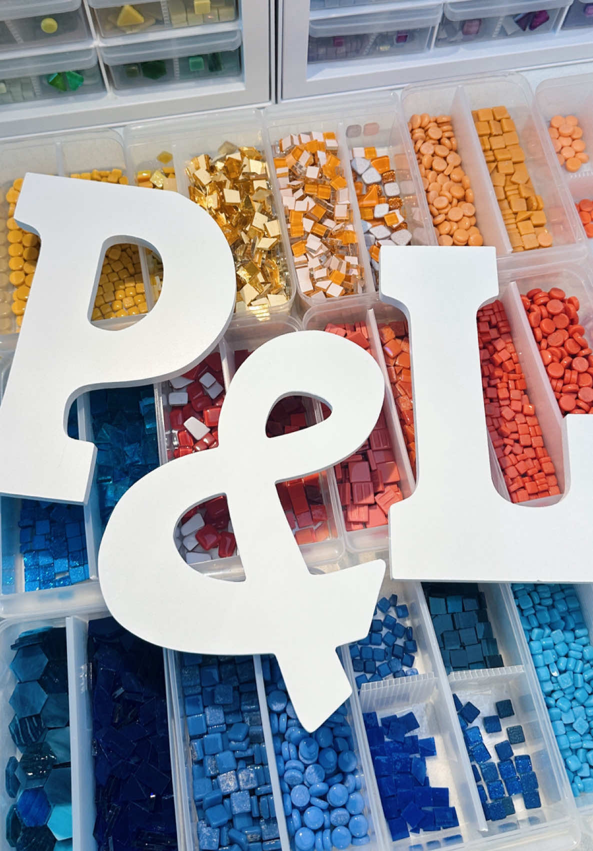 Replying to @Saarah Kabal ✨mosaic letter P&L part 1✨ #zenspiredesigns #mosaicart #mosaic #satisfying #mosaictile