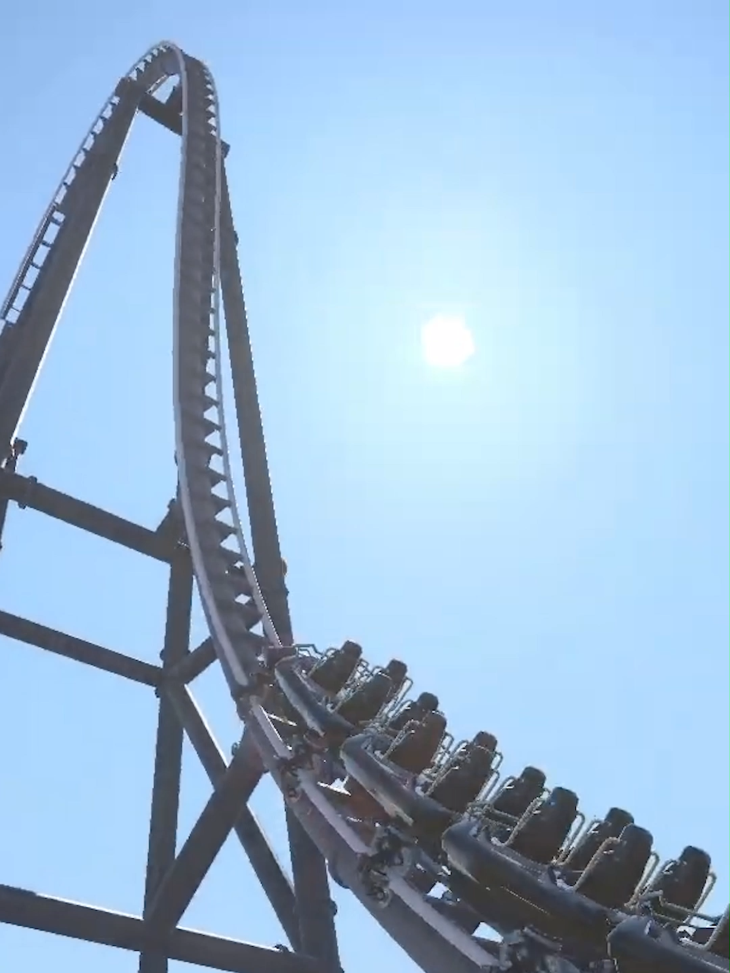 SIM! ESSE RECORD VAI SER QUEBRADO EM 2027! Pra quem ainda não sabe, a Ghostrider vai ser nova montanha russa mais alta e mais rápida do Brasil! A inauguração está prevista para 2027 no Cacau Park em Itu, interior de São Paulo! 🎡 Curtiu?! Sigam @oparkmania para mais posts e notícias do mundo dos parques! #cacaupark #montanharussa #ghostrider