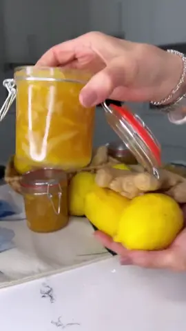 ⁨	⁨	⁨	⁨	⁨	⁨	مربى الزنجبيل والليمون معلقة وحدة منه كل يوم بتخلي صحتكم حديد وبتمنع نزلات البرد والرشح 🍋🍋🍋 والطعم بشهي القلب  . . المقادير  - ٥ كيلو ليمون  - ٤٠٠ جرام زنجبيل  - كيلو ونصف سكر ‪‪‪‪‪‪@shabannsugar‬‬‬‬‬‬  . .  - نقشر الليمون ونقطعه ونقطع الليمون  - نقشر الزنجبيل ونقطعه  - نسلق قشر الليمون بماء مغلي لمدة خمس دقائق عشان نزيل المرار  - نضيف السكر فوق الليمون النقطه وقشر الليمون والزنجبيل  ونتركه على الاقل ٤ ساعات  - يوضع بطنجره على النار ويترك على نار عاليه خمس دقائق ثم على نار هادية ٢٠ دقيقة ويزيد الوقت كلما زادت الكمية  - يترك ليبرد ويخزن بمرطبانات زجاج محكمة الاغلاق ويترك خارج الثلاجه  . . #chef_emtyaz #emtyaz_aljeetawy #امتياز_الجيتاوي⁩⁩⁩⁩⁩⁩