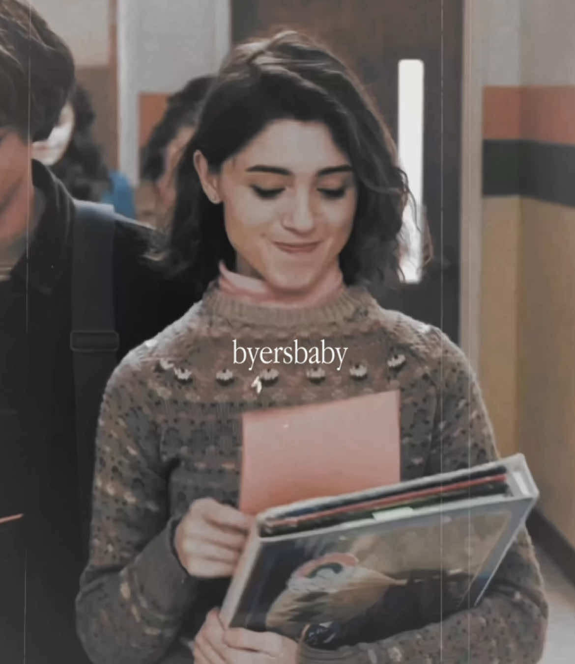 angel cupcake princess with guns in her bedroom 🧁 #nancywheeler #strangerthingsedit #trending #nataliadyer #strangerthings  scp: @stmbbscenepacks  nancy wheeler, stranger things, stranger things edit, nancy wheeler edit, cute edit, soft edit, natalia dyer