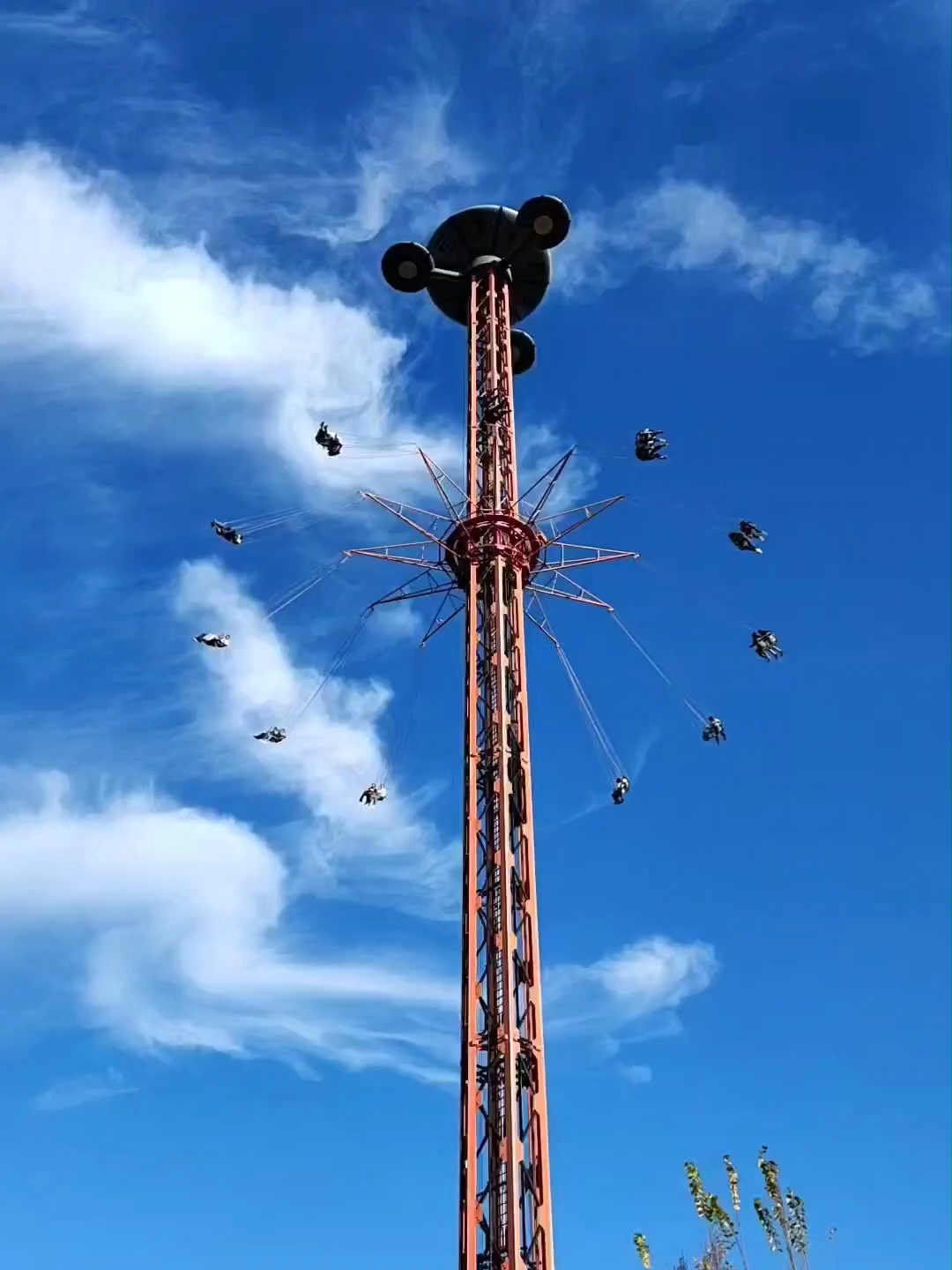 Esse é o Star Flyer, um dos brinquedos que mais deixam os visitantes tremendo de medo! Você vai ter coragem de enfrentar esse gigante? *Errata: O Star Flyer do Cacau Park será o 3º do Brasil, já que tivemos a confirmação de mais um Star Flyier na Oktoberfest deste ano em Blumenau, Santa Catarina. 🎡 Curtiu?! Siga @oparkmania para mais posts e notícias do mundo dos parques brasileiros! #cacaupark #cacaushow #starflyer