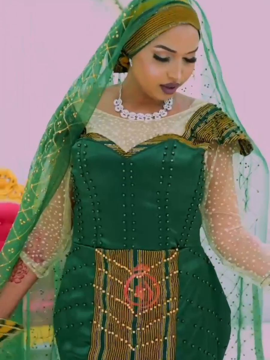 arosadu waa tee bal iska qiyasa #iqrohappy #🥰🥰🥰🥰❤️❤️❤️ #🥰🥰🥰 #somaliatiktok #somalia 