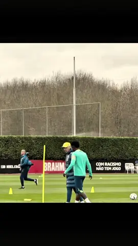 Couch carlo ancelotti y vinicius junior 🥺🤍🇧🇷#carloancelotti #viniciusjunior #fyp #foryoupage 