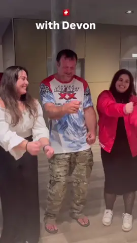 Devon vs Levan version #armwrestling #armwrestler #levansaghinashvili #devonlarratt #deniscyplenkov 