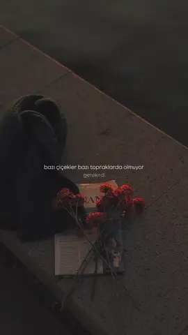 Bazı çiçekler yanlış toprağa düşer… ama bu onların güzel olmadığı anlamına gelmez. Bazı insanlar vardır, tıpkı narin bir çiçek gibi… Kökleri güçlüdür, niyetleri temizdir, ama bazen yanlış bir toprağa düşerler. O toprakta ne kadar su verilse de, güneş ışığı tutsa da, bir türlü yeşeremezler. Sonra insanlar o çiçeğe bakar ve der ki: “Demek ki bu çiçek güzel değilmiş.” Ama bilmezler… mesele çiçekte değil, topraktadır. Bir çiçek, yanlış yerde olduğu için soluyor gibi görünür bazen. Ama o, aslında güzelliğini kaybetmez sadece görünmez olur. Çünkü her güzelliğin açacağı bir zaman, kök salacağı bir toprak, nefes alacağı bir yer vardır. Ve doğru yere geldiğinde… kimsenin inanmadığı kadar canlı olur, birden bire, kimsenin beklemediği kadar parlar. Bazen hayat da böyledir. Yanlış insanlarda, yanlış şehirlerde, yanlış zamanlarda buluruz kendimizi. Sevilmediğimizi sanırız, yeterli olmadığımızı düşünürüz, değersiz hissederiz. Ama o hissin tek sebebi, yanlış topraktayızdır. Doğru yerde, doğru kalpte, doğru zamanda olduğumuzda; hiçbir şey yapmadan bile yeşeririz. O yüzden sakın güzelliğini sorgulama. Sakın kendini yanlış gördüklerinin aynasında ölçme. Belki senin ışığın fazlaydı onların gözüne, belki senin kökün derindi onların toprağına. Ama inan bir gün seni anlayan bir toprak bulacaksın. Ve o zaman kimse seni “çürüdü” sanmayacak, herkes “meğer bu çiçek ne kadar güzelmiş” diyecek. 🌸 Çünkü çiçek hep güzeldi, sadece yeri yanlıştı. Ve sen de öylesin. 🌱 . . . #keşfet #anlamlısözler #hayat #özlüsözler #motivasyon 