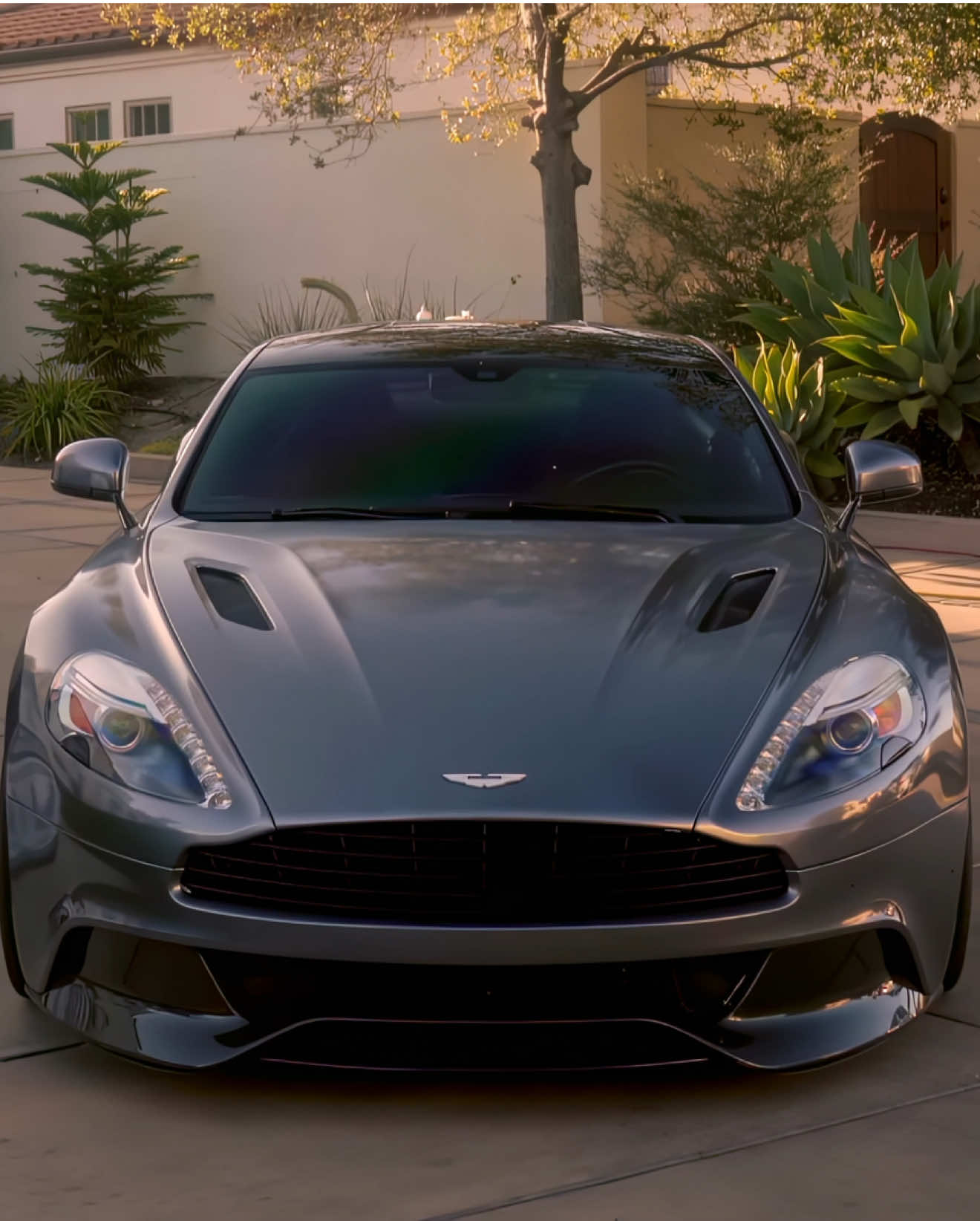 Vanquish is peak Aston Martin.  🎥: @antoine® 