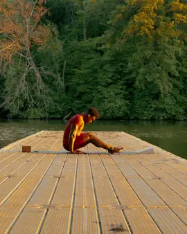 Animal Flow  #yogaflow #lake #outside #fitnessmodel #yogafamily 