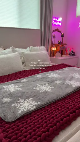 Softest blanket ever and has two different holiday designs!! ❄️ I have it paired with the cuddle cloud in wine 🍷 @Comfrt 