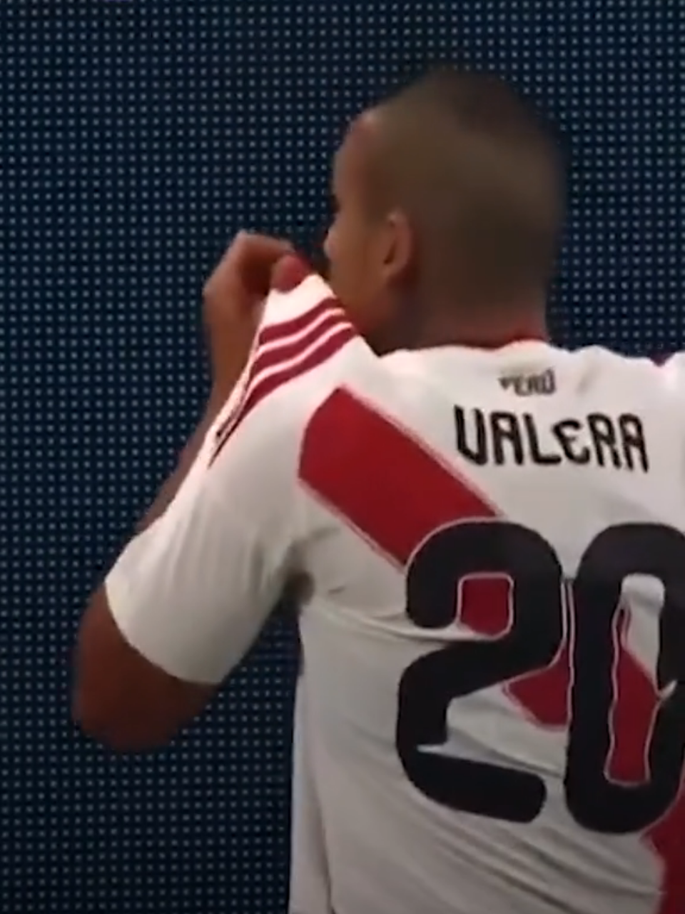 Alex Valera apareció en el momento justo para marcar el tanto del empate ante Rusia. El delantero nacional definió con categoría y devolvió la ilusión a la Selección Peruana. #LaCasaDeLaSelección ❤ #AlexValera #ManuelBarreto