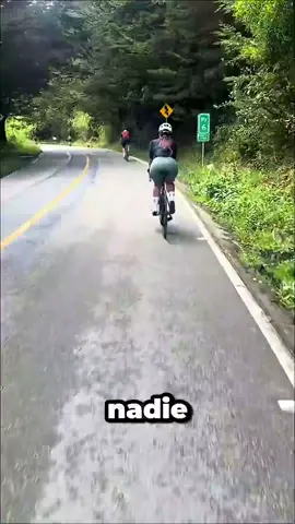 el peligro de este descenso no eran las curvas #shorts  #ciclismo  #imprudencia  #fail 