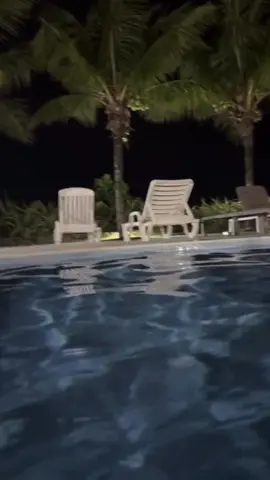 Video pra fingir está na piscina de casa de praia a noite #casadepraia  #praia #fyp #foryou #foryoupage 