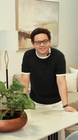 @Steeven Astudillo encontró el balance perfecto entre lo moderno y lo acogedor 🖤✨ Colores neutros, texturas naturales y un toque mostaza que rompe la rutina del beige. Descubre este ambiente contemporáneo en El Bosque y recibe asesoría personalizada para crear el tuyo. 🤩 #ElBosque #TuHogarTuEstilo #AliadoExperto #MueblesParaTuHogar