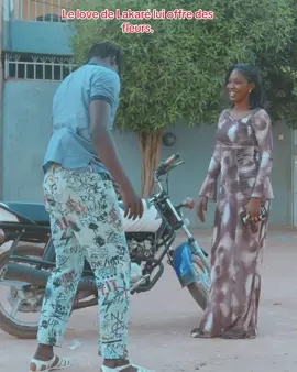 Le love de Lakaré lui offre des fleurs.