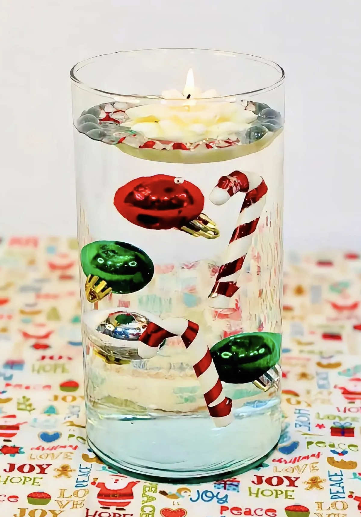 DECORAÇÃO NATALINA MÁGICA! 🎄🪄 Parece até truque, mas é pura criatividade! Essas bolinhas de gel transparente dão um efeito incrível, fazendo os enfeites parecerem que estão literalmente flutuando no ar! E o que falar da vela flutuante no topo? Dá todo um toque final, né? 🥰 Um toque simples, mas que transforma qualquer cantinho e um cena digna de filme de Natal! 🌟 👇Conta pra gente: você também ficou com vontade de testar essa ideia aí na sua decoração natalina? 💬💜 #decoracaonatalina #natal #natal2025 #velaflutuante #velaartesanal