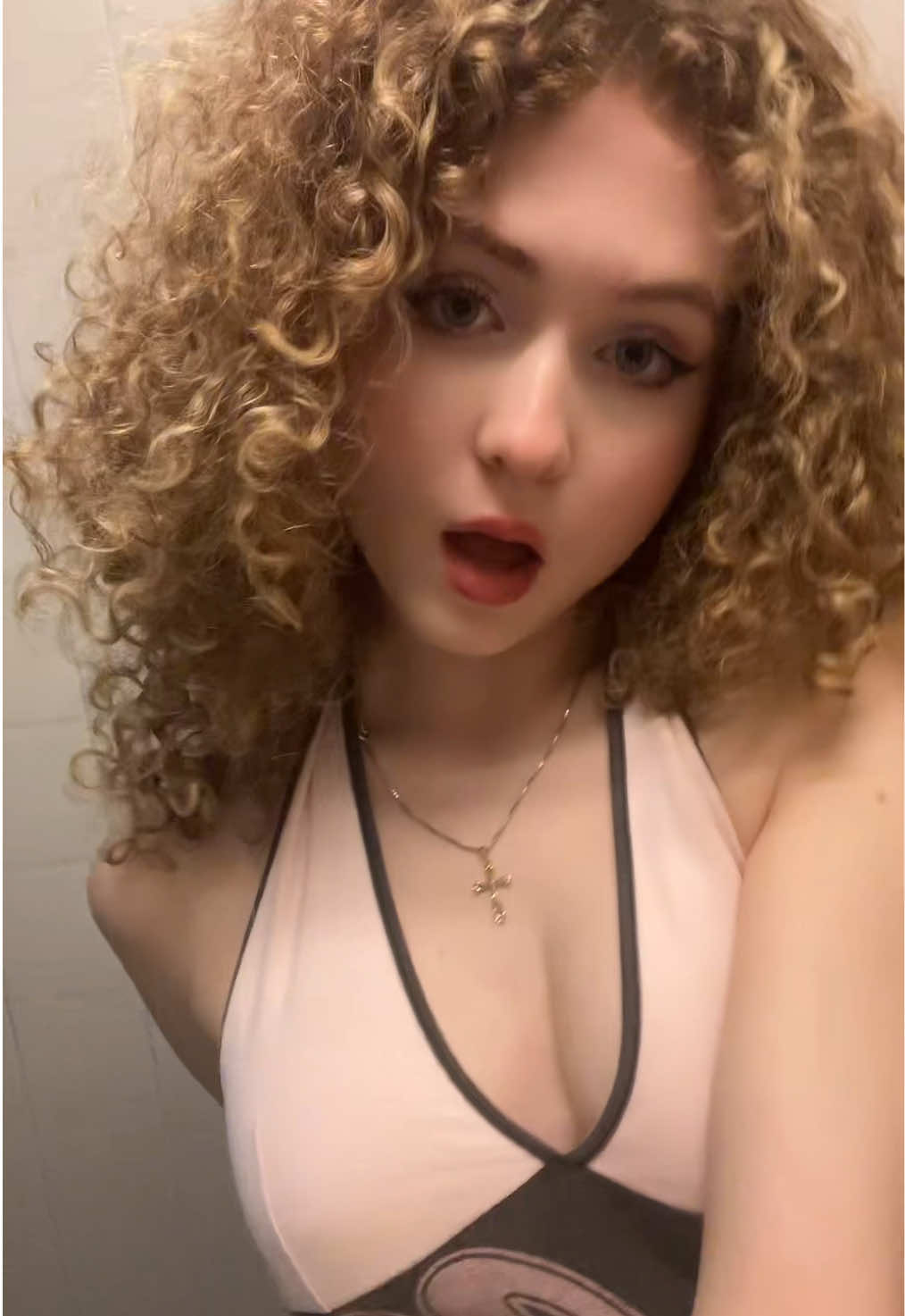 I love this top #fypシ゚ #curlyhair #curls #OOTD #fashion 