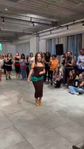 💃 Do you love online dance classes or prefer in-person vibes? #dancewithines #tarraxinha #ginga #kizomba #gingatarraxinha 