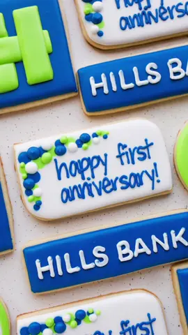 I’m excited about this way to make a balloon arch design with royal icing. It uses a wet on wet background and I find it to be so much easier and quicker than if all the dots were 3-dimensional. #cookiedecorating #royalicing #sugarcookies #cookietips #wetonwet 