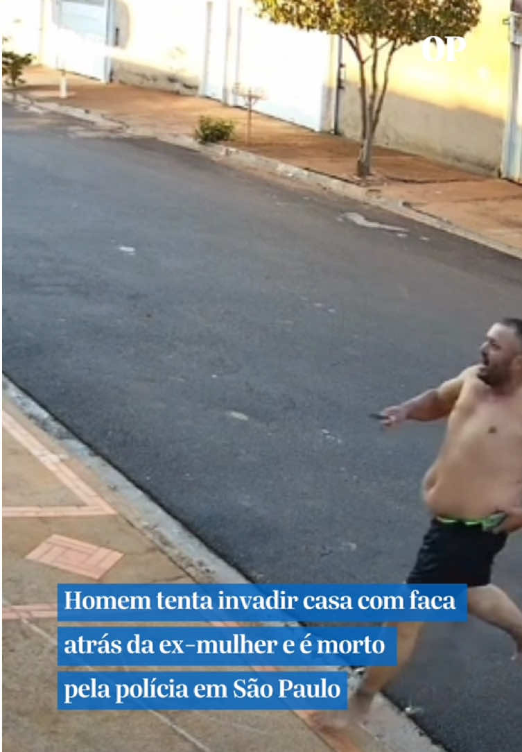 O caso ocorreu na manhã desta terça-feira, 11, em Cristais Paulista, São Paulo. O homem, identificado como Carlos Henrique Costa Pimenta, de 40 anos, foi flagrado por uma câmera de segurança tentando invadir a residência da ex-cunhada. De acordo com a polícia, ele estava em surto e ameaçava de morte a ex-mulher, acreditando que ela estava no local. Carlos estava armado com uma faca e tentava invadir a casa pela garagem. A Polícia Militar foi acionada e, no local, o homem partiu para cima dos agentes presentes na ocorrência. Carlos foi atingido com um tiro na mão e, em uma nova tentativa de agressão aos policiais, recebeu um disparo de Taser e, na sequência, um tiro no peito. O homem morreu e o local foi isolado para passar por perícia. 🔗 Para mais notícias, siga @opovoonline nas redes sociais. 📹: Instagram rafaelribeirojornalista #opovo #sãopaulo #agressão #políciamilitar