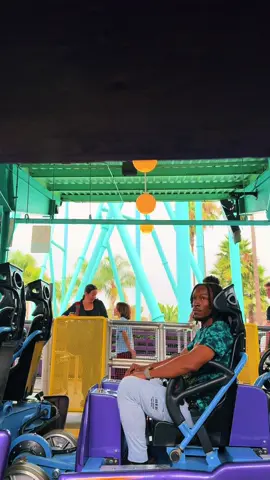 They seriously do not warn you 🤣 for a launch this crazy, they should 🙌🏾 #xcelerator #california #extremethrills #themepark #fyp 