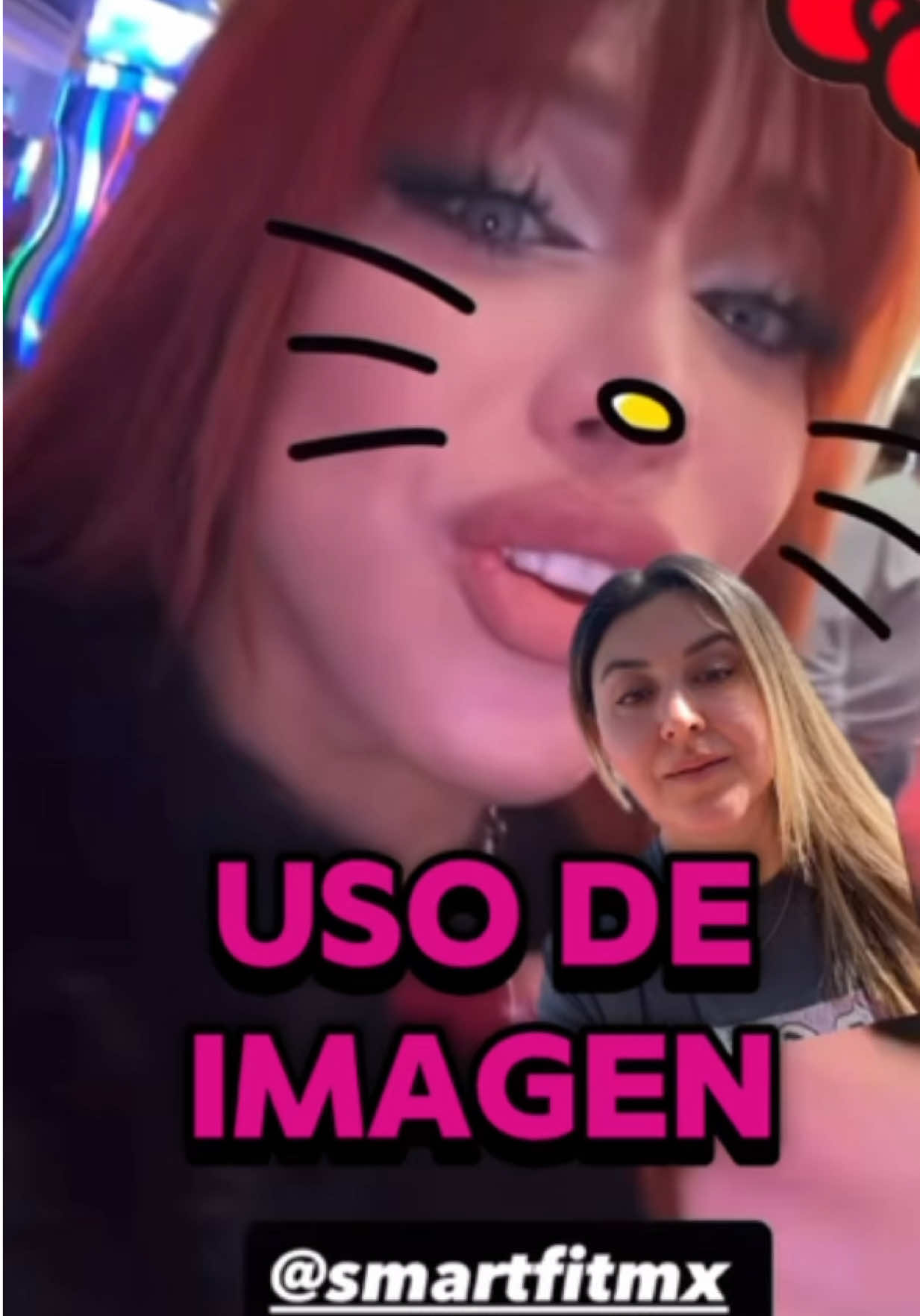 ¿Te grabaron “de pasada” en el gym? Cuando alguien se filma a sí mismo y tú apareces incidentalmente (sin enfoque ni ser el sujeto principal), puede estar permitido por ley. Te explico: Fundamento legal (México): • Ley Federal del Derecho de Autor, art. 87. No se requiere consentimiento cuando la persona forma parte menor de un conjunto (aparición accesoria) y no hay fines publicitarios con su imagen. • Si el video te enfoca o te usa para publicidad, sí necesitan tu autorización y podrías reclamar. Reglamento del gimnasio (Smart Fit): • Sección 2 “Seguridad”, inciso d): prohíbe filmar o fotografiar a otros usuarios sin su consentimiento. • Sí permite que el usuario tome sus propias fotos/videos, siempre que no sean de carácter sexual ni desacrediten la marca. Traducción práctica: – Si alguien se graba y tú solo pasas al fondo, la LFDA lo considera aparición accesoria; pero dentro del gym manda el reglamento: evita captar a terceros y, si alguien se siente incómodo, el staff puede intervenir. – Nunca en vestidores o zonas de privacidad. – Si te exhiben de forma denigrante, podría haber daño moral. Si quieren el reglamento completo, escríbanme en privado. Gracias a Sandra Grajales por participar en el video, campeona de la Olimpia. #TeExplicoLegalmente #SmartFit #DerechoALaImagen #LFDA #Gym 