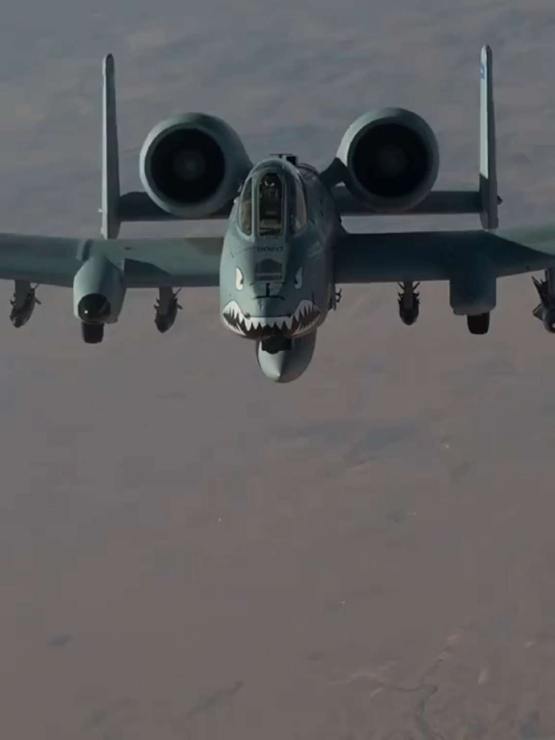 “O A-10 é totalmente inútil em serviço.” Velho, lento, barulhento — um trator voador da Guerra Fria. Enquanto os caças modernos cruzam o céu a Mach 2, o A-10 mal chega a 700 km/h. Não tem furtividade, não tem velocidade, e se aparecer num campo de batalha moderno, vira alvo antes de atirar. É o tipo de avião que o Pentágono tenta aposentar há anos… e ninguém deixa. Mas sabe por quê? Porque ele se recusa a morrer. O A-10 Thunderbolt II, o lendário Warthog, é o único avião projetado pra levar tiro — e continuar lutando. Pode perder asas, sistemas, e até um motor inteiro… e ainda volta pra casa. O canhão GAU-8 de 30mm é tão poderoso que o avião literalmente foi construído ao redor dele. Cada rajada é o som do inferno: BRRRRRRT. Os drones o ameaçaram. Os caças furtivos o superaram. Mas nenhum deles pode fazer o que o A-10 faz — encarar o inimigo nos olhos e vencer a 100 metros do chão. Então sim, o A-10 é “inútil”… até o momento em que o soldado em terra pede apoio aéreo. E o único som que ele quer ouvir é aquele rugido metálico: BRRRRRRT.