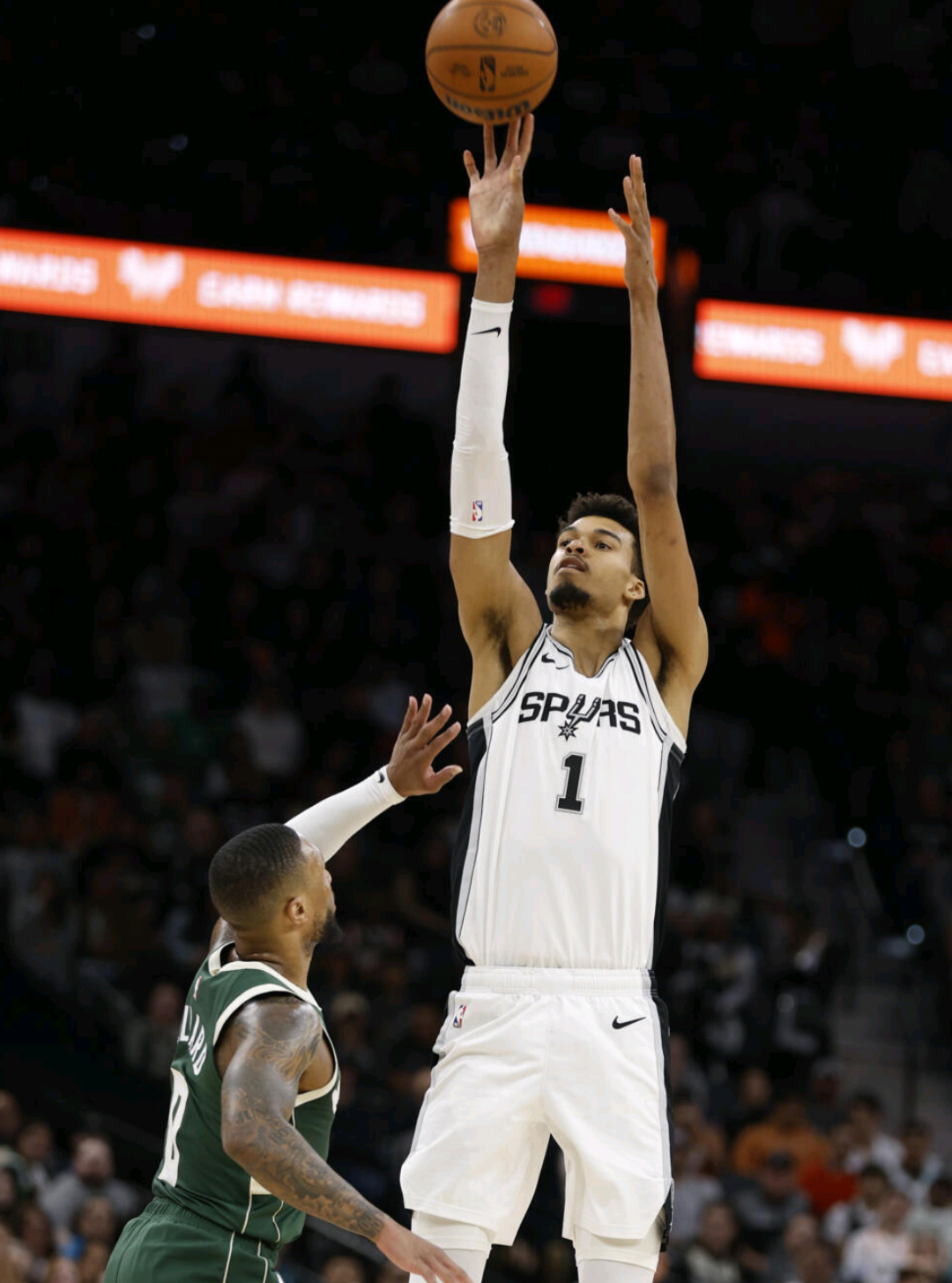 deixa que o pai resolve fml 😔🤚 #arotorto #wemby #NBA #highlights 