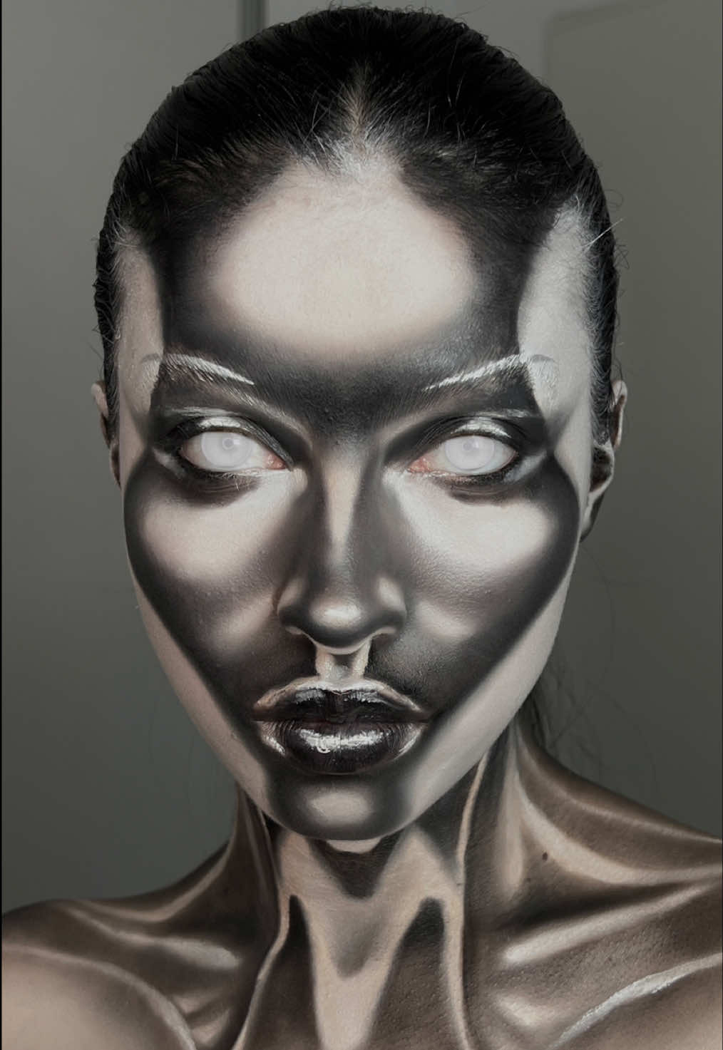 metallic makeup 🩶 #makeup #halloweenmakeup #makeupartist #maquillaje #makeuptutorial 