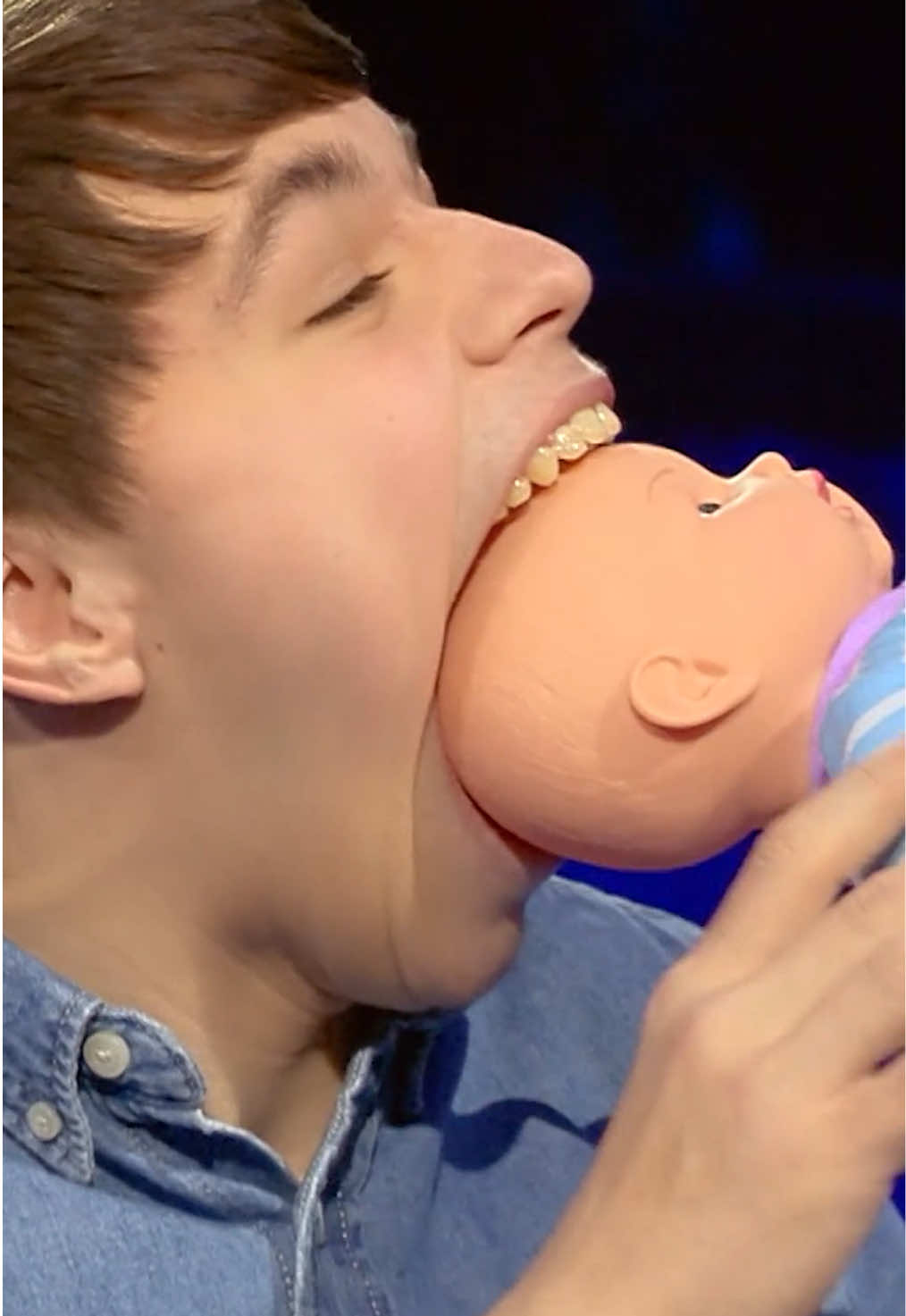 Largest mouth gape: 10.196 cm (4.014 in) - Isaac Johnson 🇺🇸 Isaac broke his own record on 22 February 2022 on the set of Lo Show Dei Record in Milan, Italy, when he extended his mouth 0.021 cm (0.008 in) more than his previous attempt. 