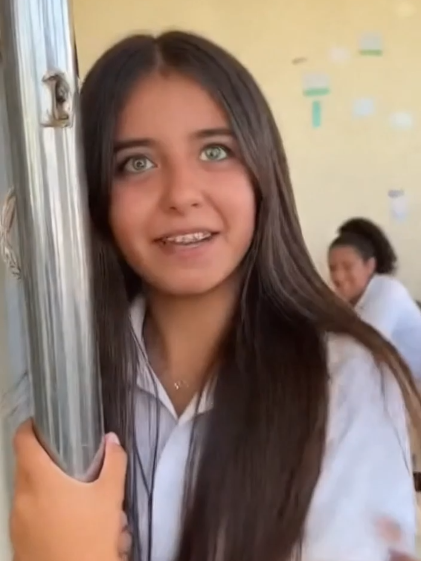 Trabajo medio turno bromas salón