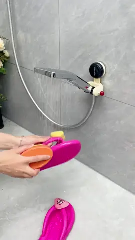 I bought this cream-colored suction cup shower head holder. I installed two in the bathroom, which makes washing things much more convenient. One sticks up high and the other down low. It's also very convenient for adults and children to shower. #showerhead #showerheadholder