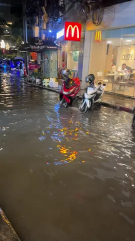 ฝนตกหนักน้ำท่วมสุขุมวิท ออฟฟิศไปหมด😂 #สาวออฟฟิศ #สุขุมวิท #สุขขุมวิท11  #น้ำท่วม #น้ำท่วมสุขุมวิท 
