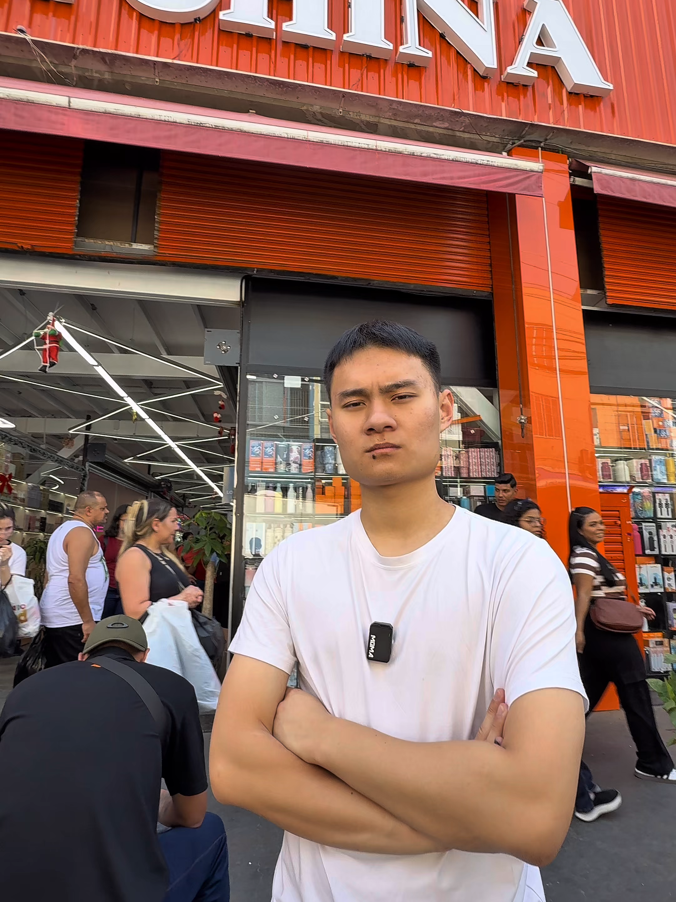 🀄 A VIDA DE UM CHINÊS EMPREENDEDOR NO BRÁS DE 21 ANOS🏮 Hoje eu posso dizer que um sonho saiu da minha cabeça e virou realidade! Ver o Shopping Look China de portas abertas, cheio de gente, é a prova de que acreditar e trabalhar todos os dias faz diferença. 💪 É uma luta diária — orientando importadores, conversando com lojistas, pedindo pra ninguém aumentar preço, mesmo com a demanda alta. O meu objetivo continua o mesmo: manter o melhor preço do Brás e oferecer a melhor experiência pra quem vem conhecer o Shopping Look China. 🇨🇳🇧🇷 O shopping cresce, melhora, e cada detalhe é pensado pra vocês aproveitarem o melhor da experiência Look China! ❤️ 📍Rua Maria Marcolina, 369 – Brás 🕐 Segunda a sábado: 7h às 17h | Domingo: 9h às 16h