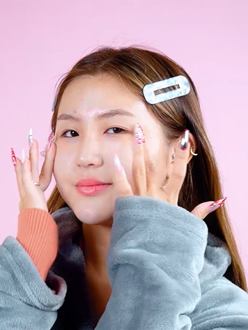 Os cuidados com a pele adolescente são assim: simples, seguros e eficazes. E só 3 passos são suficientes para garantir tudo isso. Quer saber quais são? A @jessie.shente explica! 💙 #PraGeralVer: no vídeo, uma mulher de traços asiáticos com cabelo longo, liso e com mechas loiras preso por presilhas. Ela usa roupão cinza e está sentada em uma cadeira em um fundo cor-de-rosa. Texto: “3 passos para uma pele adolescente saudável – Skincare responsável”. Primeiro, ela mostra um gel de limpeza facial para a câmera e aplica-o no rosto. Texto: “Passo 1: pele limpinha”. Em seguida, passa o creme hidratante. Texto: “Passo 2: pele hidratada”. Na sequência, aplica o protetor solar. Texto: “Passo 3: pele protegida”. No final, ela está com os 3 produtos, beija-os e manda beijo para a câmera. Surge a logo do Grupo Boticário.