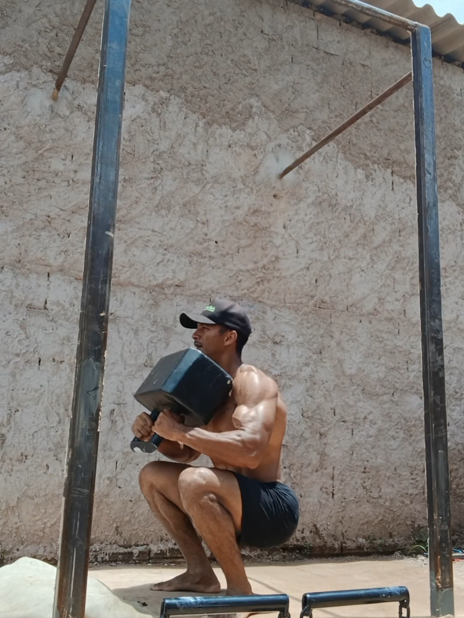 Push-ups, Squats and pull-ups Treino em circuito para lembrar as provas dos campeonatos. Já tinha um tempo que não fazia treinos assim Parallettes @Calisdark  #calistenia #treinoemcasa #academiacaseira #barrafixa #pullup 