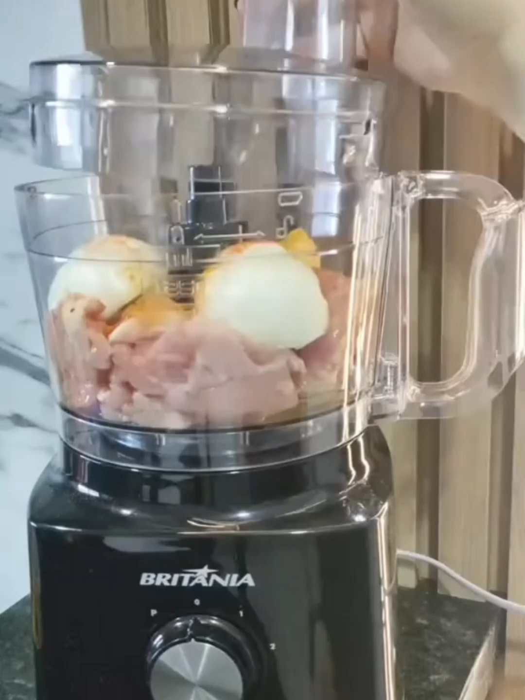 Processador Britânia 5 em 1 Mais potência na sua cozinha! ⚡ O Processador Compacto Britânia 5 em 1 tem 300W, lâminas afiadas e design prático pra picar, triturar e misturar com facilidade. Perfeito pra agilizar receitas e deixar tudo pronto em segundos! 💬 “Comenta EU QUERO que eu te envio o link!” #ProcessadorBritania #CozinhaPratica #DicaDeCasa #CulinariaFacil #ProdutosQueAmo #Britania #Eletroportatil #CozinhaOrganizada