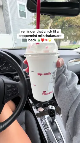 the pepermint chip milkshake is back at chick fil a and i couldn’t be more excited 🎄❄️☃️💌 #chickfila #milkshake #christmas #peppermint @Chick-fil-A 