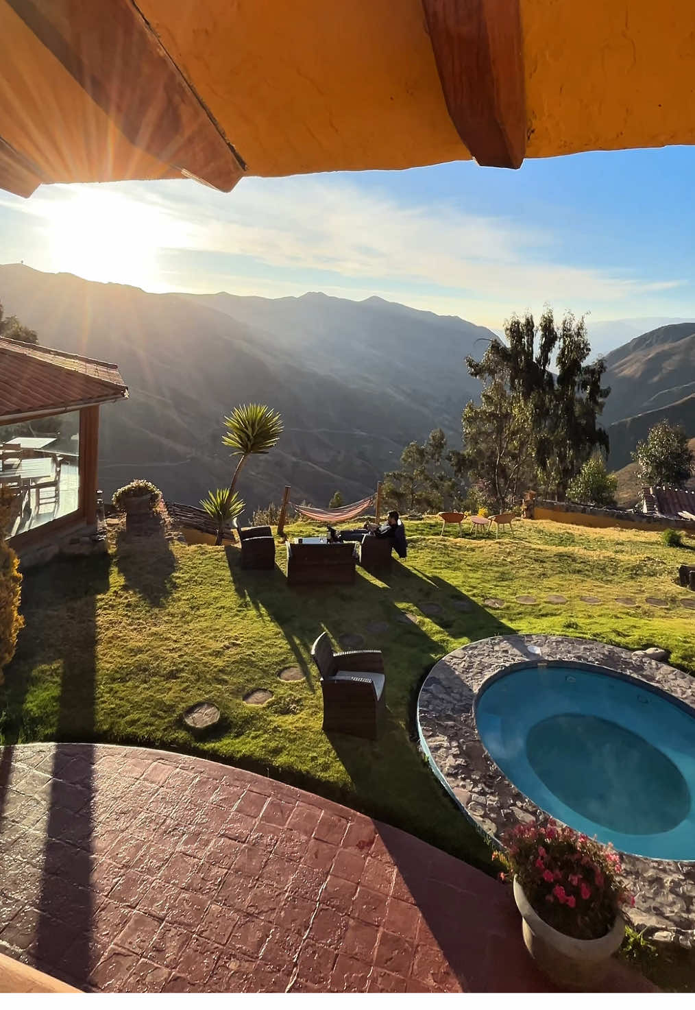 otro hermoso lodge en Lima provincias  aquí toda la info: 📍 Refugio Viñak queda en Santiago de Viñac, en la sierra de Lunahuaná 💰 $472 por 3 días/2noches en Suite para 2 personas con alimentación incluida 🚍 el lodge ofrece el servicio de traslado en van Lima-Viñac-Lima a $65 por persona ⌚️ el viaje de Lima a Viñac dura entre 6 y 7 horas #refugioviñak #viajesperu #turismoperu #yauyos 