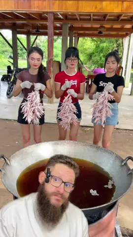 As três Maria e os pé de galinha 