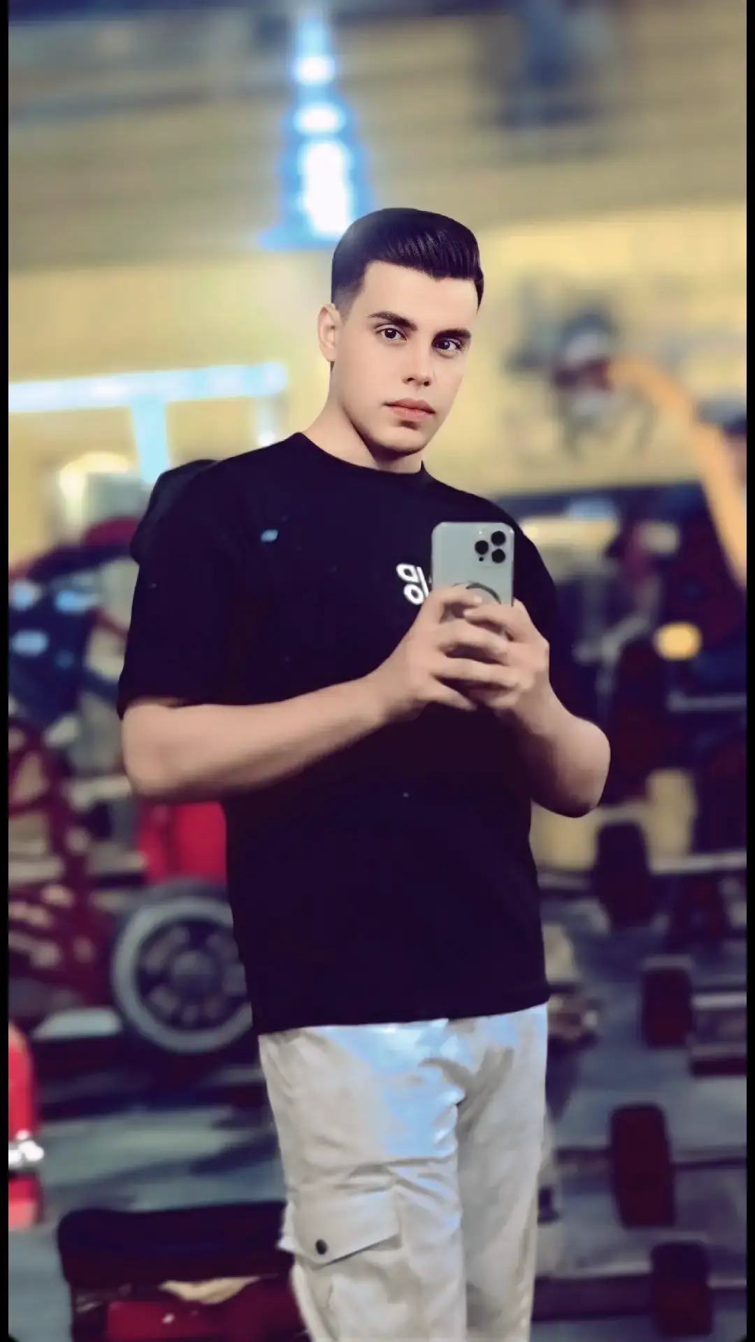 لقد امضيت حياتي في الدفاع عن اشياء لم احضى بها اجلس الان وحيدآ وآشعر بخيبه وأغني لها #وحيد #منفرد #ترندات_تيك_توك #طال_النتظار💔 #☺️☺️☺️ 