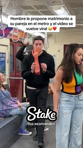 Hombre le propone matrimonio a su pareja en el metro y el video se vuelve viral 😂❤️