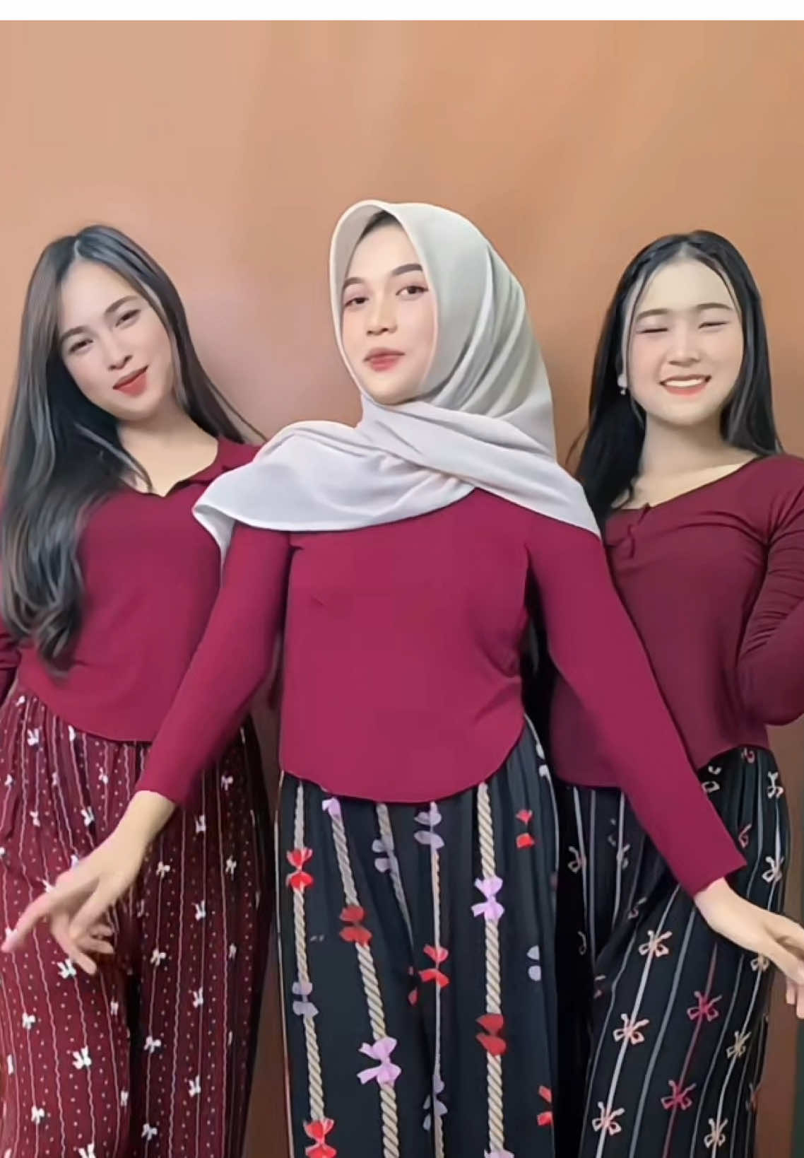 One set cuma 70rban hijab bisa non hijab juga oke 🥰 , mau? Jangan lupa JOIN LIVE ya 🫶🏻 #fyp #fypシ #oneset #kulotmotif #croptop 