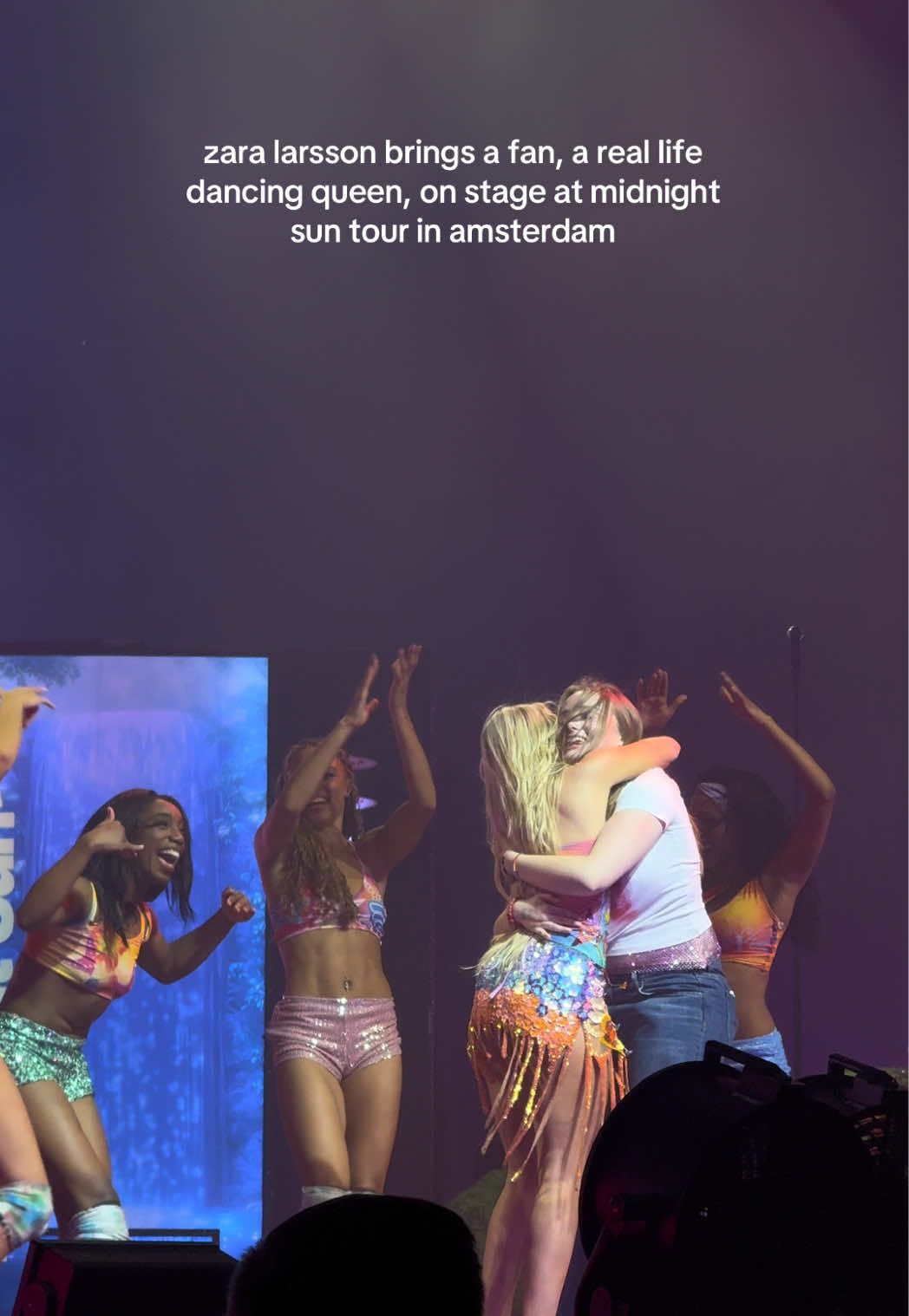 please share so this video can reach julia!!! what a divaaaa #zaralarsson #midnightsun #midnightsuntour #fyp #zaralarssonamsterdam @Zara Larsson zara larsson brings a fan on stage at midnight sun tour amsterdam 12 november 2025 @sonymusicnl 
