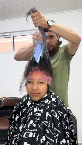 Estragando os cachos com luzes azul 