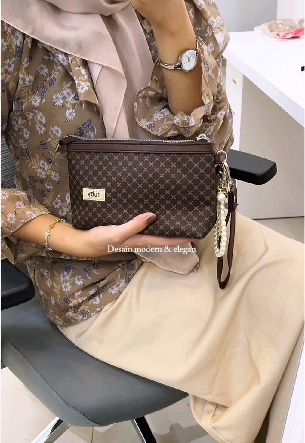 Harga mouwrahhh. Dompet wanita modern muat banyak free boneka #dompetwanita #handbag #pouchserbaguna #dompetmuathp 