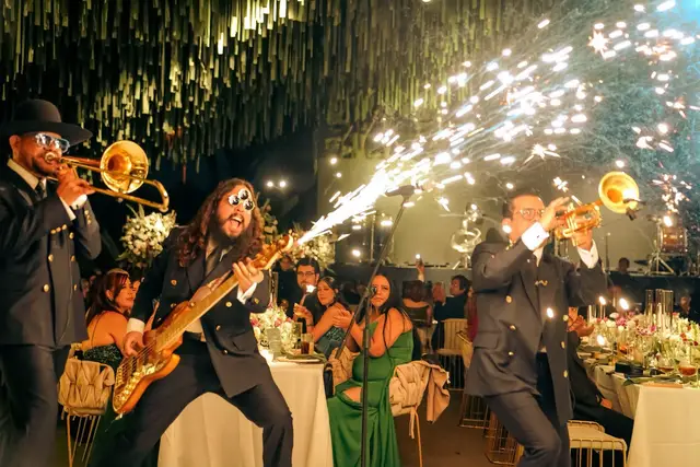 Super boda! Súper decoración! Una gran fiesta de bodas! Que viva el amor! #samychaymusic #luxurymusic #entradadenovios #fotosdenovios #ideasparaboda 