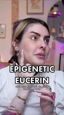 Clã, estou testando o novo Serum Epigenetic de @Eucerin Brasil e precisei vim compartilhar com vocês um pouco sobre ele - afinal, não é todo dia que a gente vê ciência e skincare juntos, de maneira tão eficaz e que reverte envelhecimento da pele em até 5 anos!   Deu vontade de testar também?🩶👀  #EucerinEpigenetic #AgeClock publicidade. 