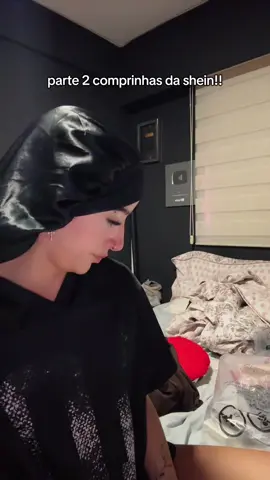 id 👇👇👇  SHEGLAM lip dazzler glitter: 23872080 mini short jeans cintura baixa: 107191207 pinceis de maquiagem: 45234351 blusa jeans: 13702666 bolsa vermelha: 53937055 removedor de maquaigem hidratante: 21788015 hidratante corporal iluminador: 17516221 top azul costas nuas: 96915620 3 peças conjunto de colares, dourado com preto: 55592529 máscara de olhod de ácido: 30155396 shorts de couro preto: 57067643 colar de cruz: 59039176